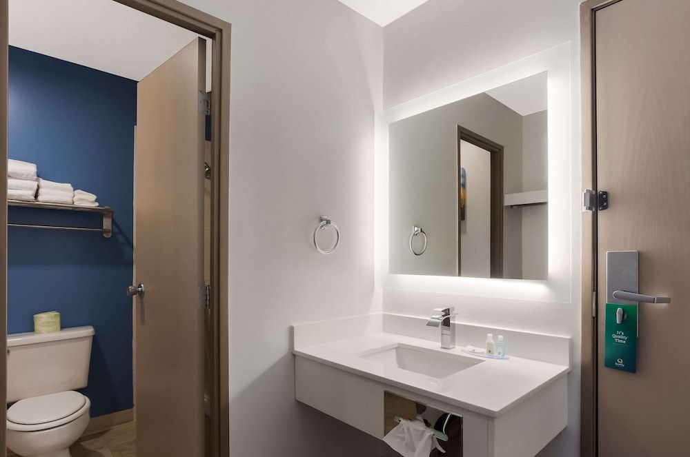 Quality Inn South Bend Near Notre Dame Standard Single Room, 1 King Bed, Non Smoking 9