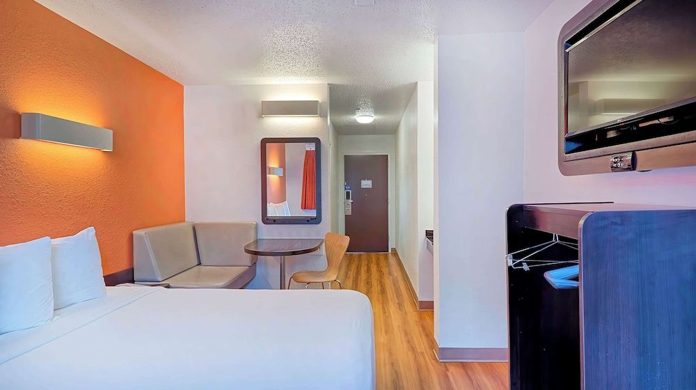 Studio 6 Suites Los Angeles, CA - Los Angeles - LAX Standard Suite, 1 King Bed, Non Smoking, Refrigerator & Microwave 6