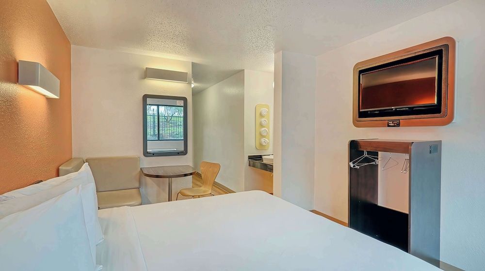 Studio 6 Suites Los Angeles, CA - Los Angeles - LAX Standard Suite, 1 King Bed, Non Smoking, Refrigerator & Microwave 7