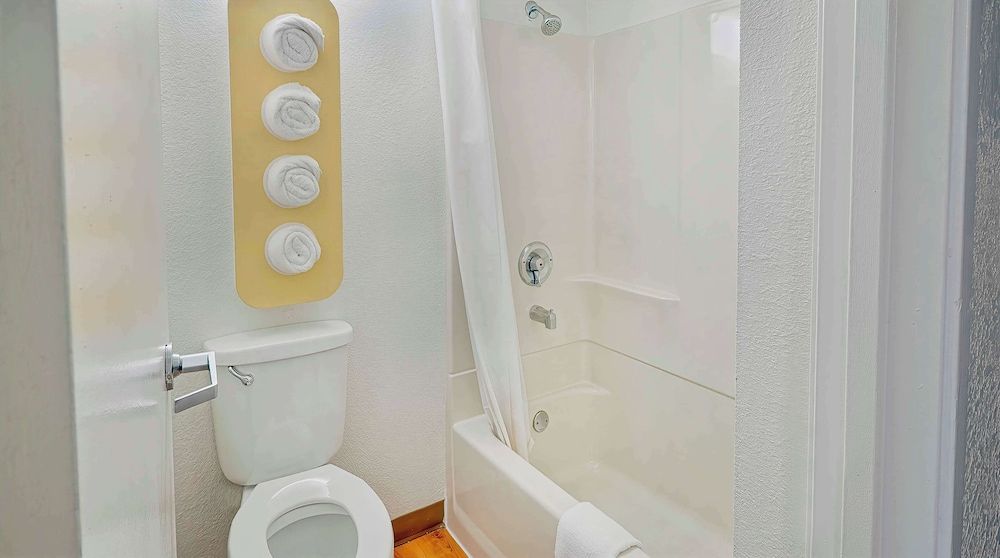 Studio 6 Suites Los Angeles, CA - Los Angeles - LAX Standard Room, 2 Queen Beds, Non Smoking, Refrigerator 10