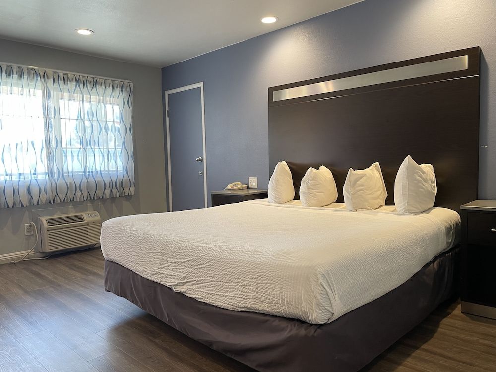 Motel 6 Yuba City, CA Deluxe Room, 1 King Bed, Non Smoking 3