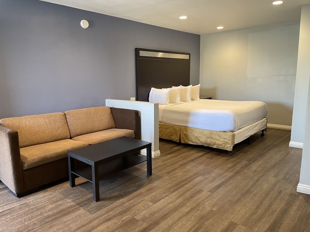 Motel 6 Yuba City, CA Deluxe Room, 1 King Bed, Non Smoking