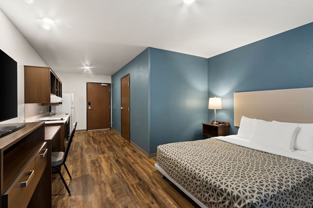 Suite, 1 Queen Bed, Accessible, Non Smoking (Roll-in Shower)