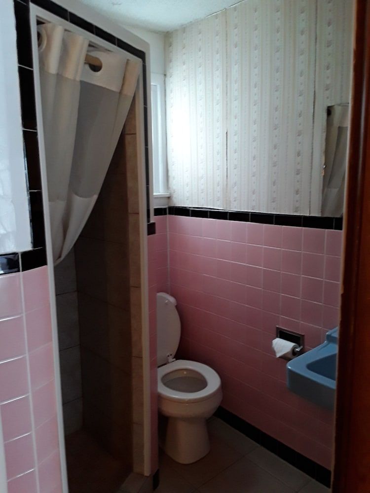 Gladstone Motel Economy Room 3