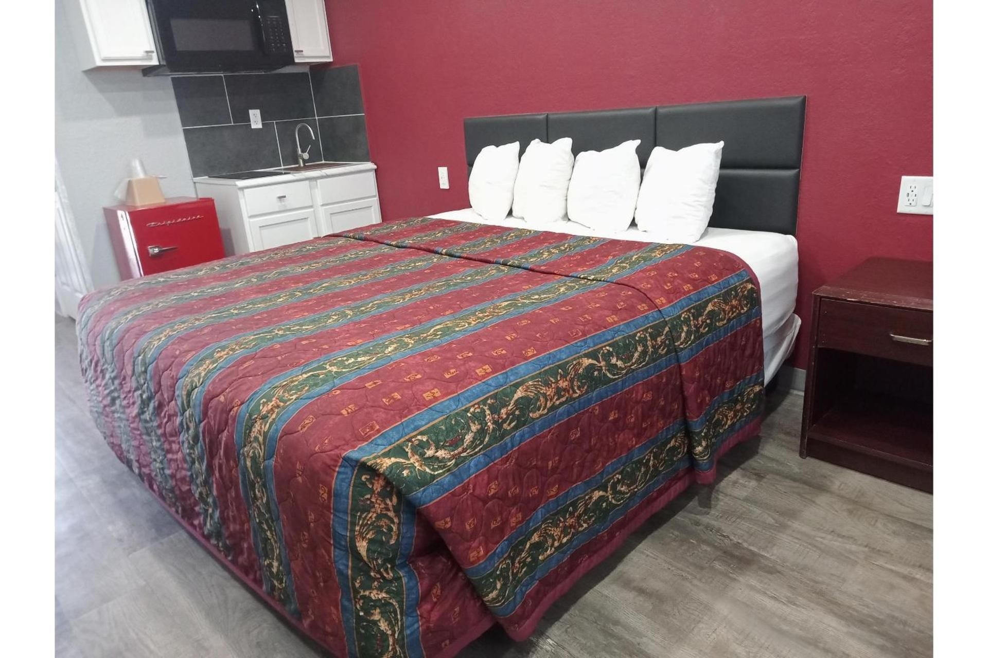 King bed suite with Kitchenette