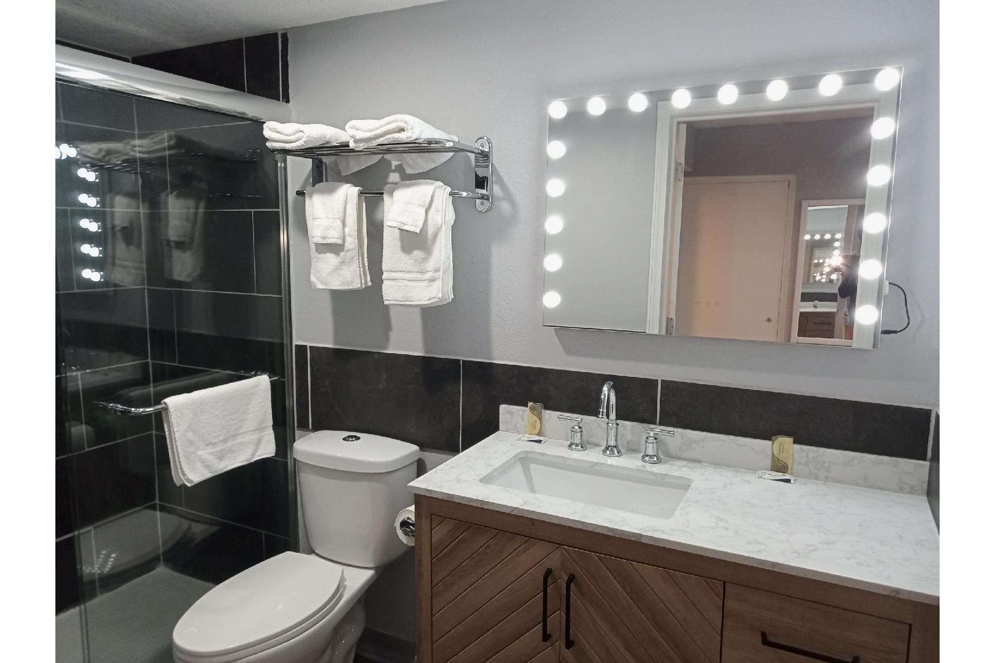 King Bed Jetted Tub with Kitchenette Non-Smoking