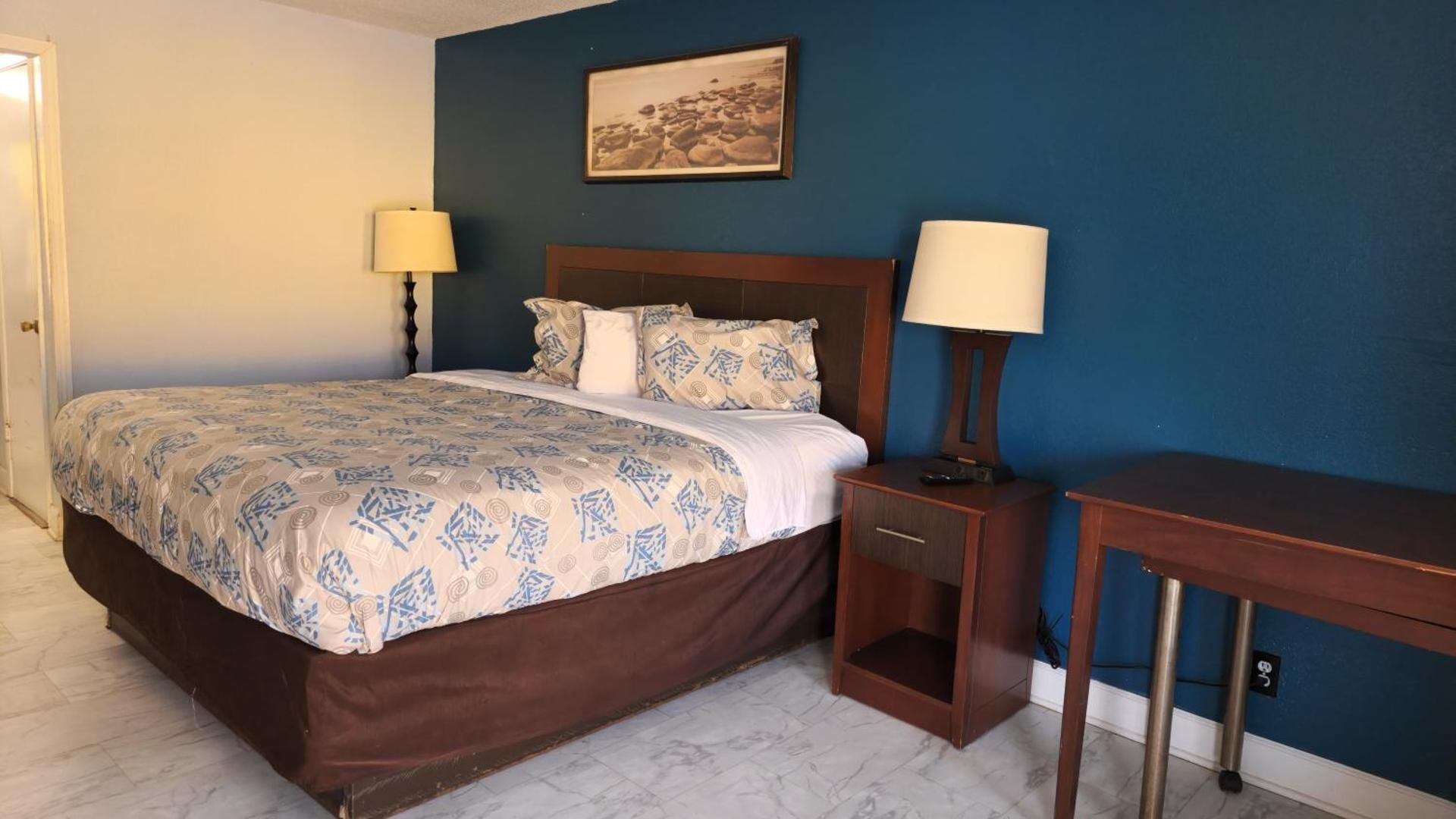 Rodeway Inn Hattiesburg North King Room with Roll-In Shower - Disability Access/Non Smoking/Ground floor