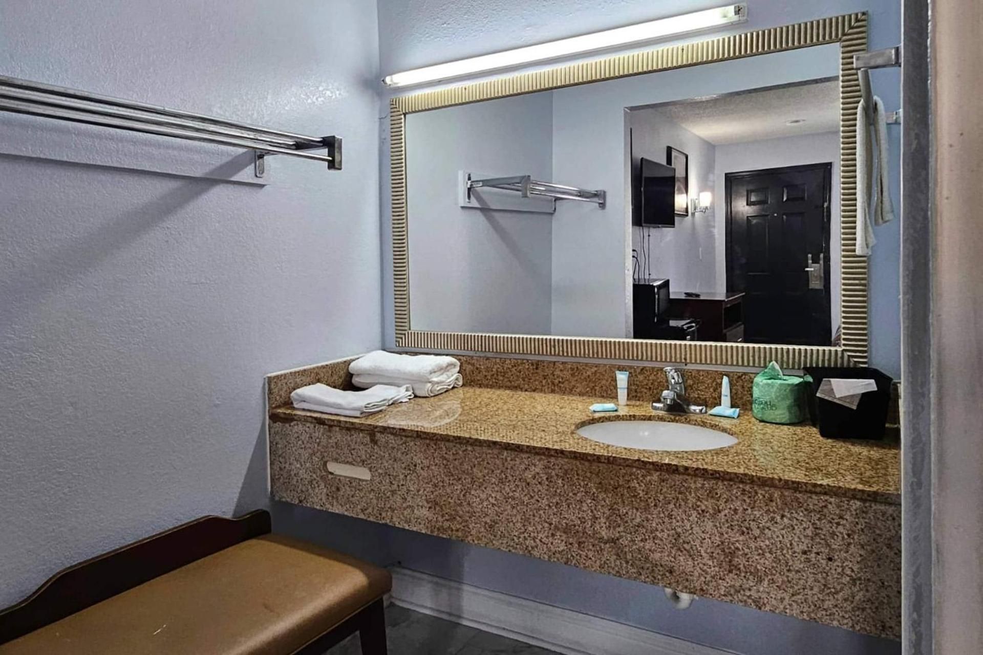 Rodeway Inn Hattiesburg North King Room with Roll-In Shower - Disability Access/Non Smoking/Ground floor 3