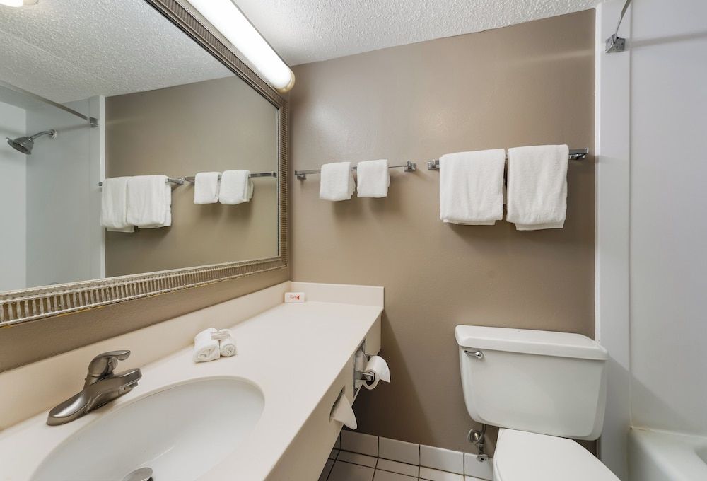 Red Roof Inn Painted Post Deluxe Room, 1 King Bed, Non Smoking 4