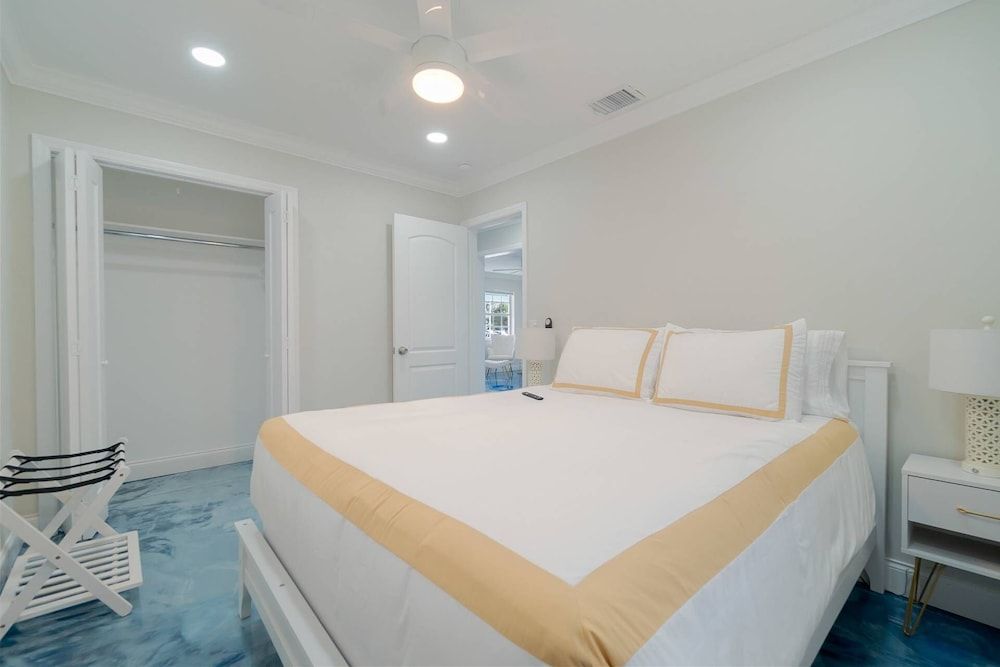 House (Beachy Blues Apt A, Downtown, Shops, )