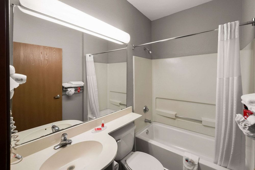 Econo Lodge Inn & Suites Mesquite - Dallas East Standard Room, 1 Queen Bed, Non Smoking 4