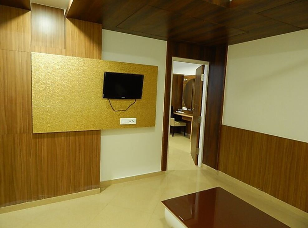Hotel Aadhi Suite Room 4