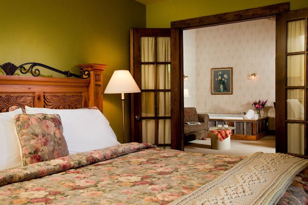 Hemlock Cabin, 1 King Bed, Non Smoking, Jetted Tub