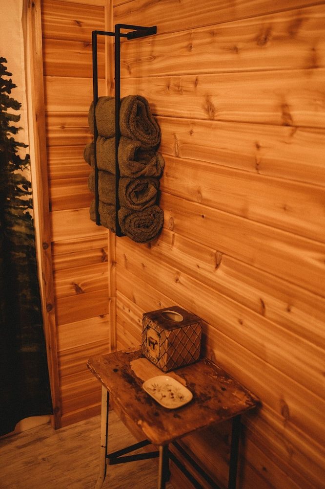 Woodland Bluff Deluxe Suite 18