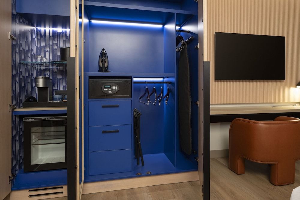 Cascade Hotel, Kansas City, a Tribute Portfolio Hotel Standard Room, 1 King Bed, City View (Hearing Accessible) 6