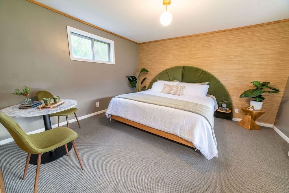 Classic Room, 1 King Bed, Refrigerator & Microwave