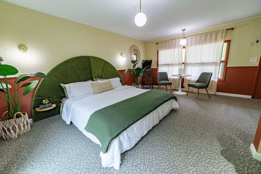 Honeymoon Suite, 1 King Bed, Patio