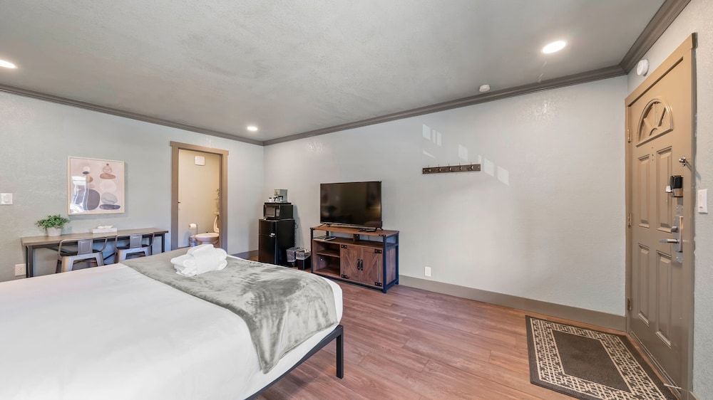 Blue Jay Lodge Standard Room 9