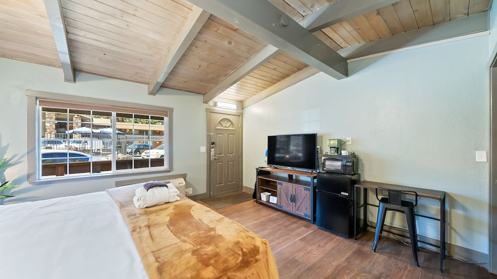 Blue Jay Lodge Standard Room 21