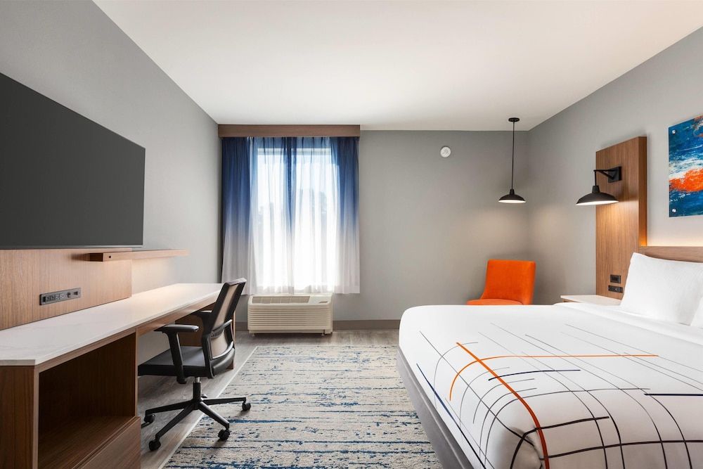 Hawthorn Extended Stay by Wyndham Mount Laurel / Moorestown Suite, 1 King Bed, Hearing Accessible, Non Smoking (Roll-In Shower, Pet-Friendly) 5