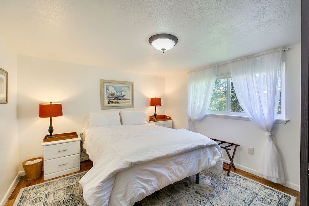 House, Multiple Beds, Kitchen (30th - #896)