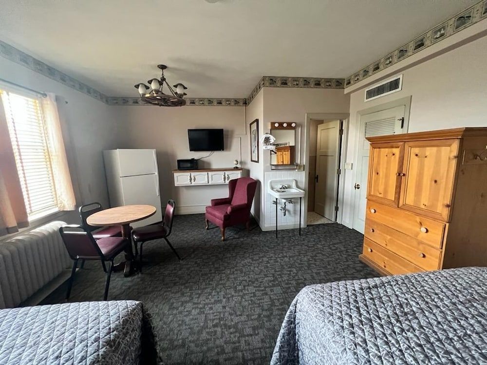Canfield Hotel Family Room, 2 Queen Beds, Non Smoking 3