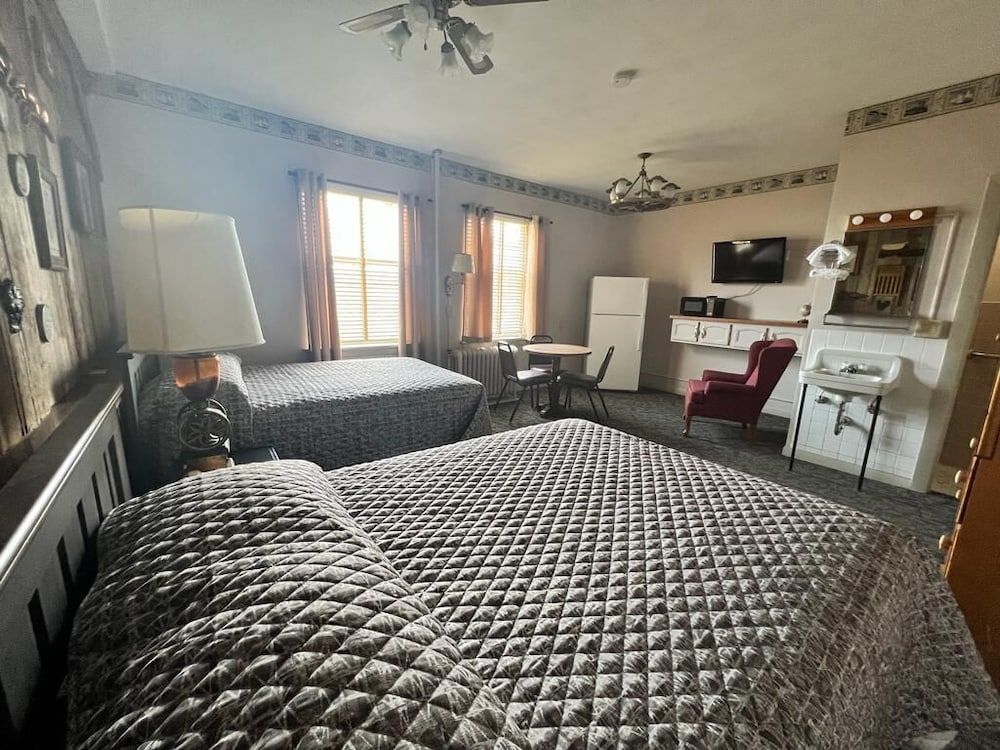 Canfield Hotel Family Room, 2 Queen Beds, Non Smoking 2