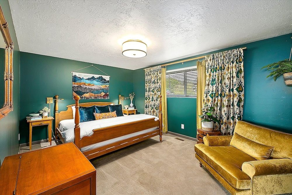 The East End Retreat House, Multiple Beds, Kitchen, City View (Hillview - #731) 4