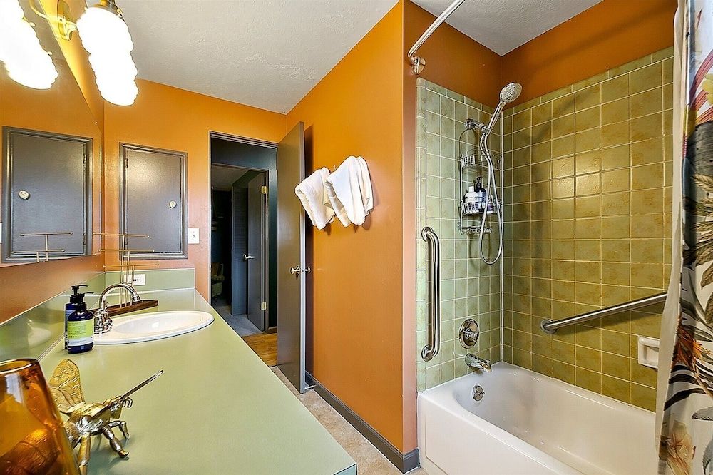 The East End Retreat House, Multiple Beds, Kitchen, City View (Hillview - #731) 6