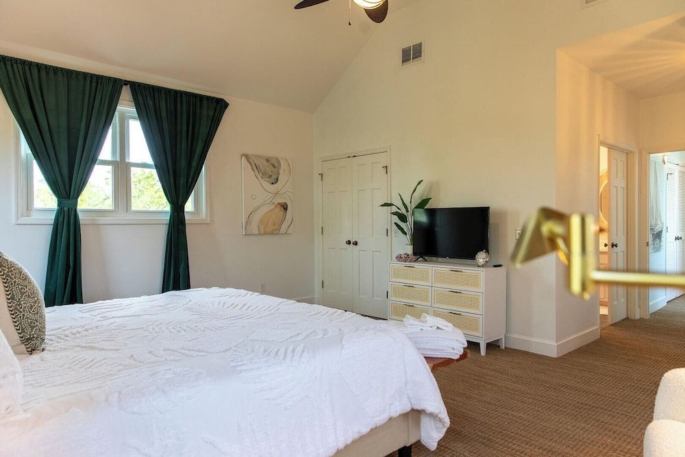 House, Multiple Beds, Fireplace, Beach View