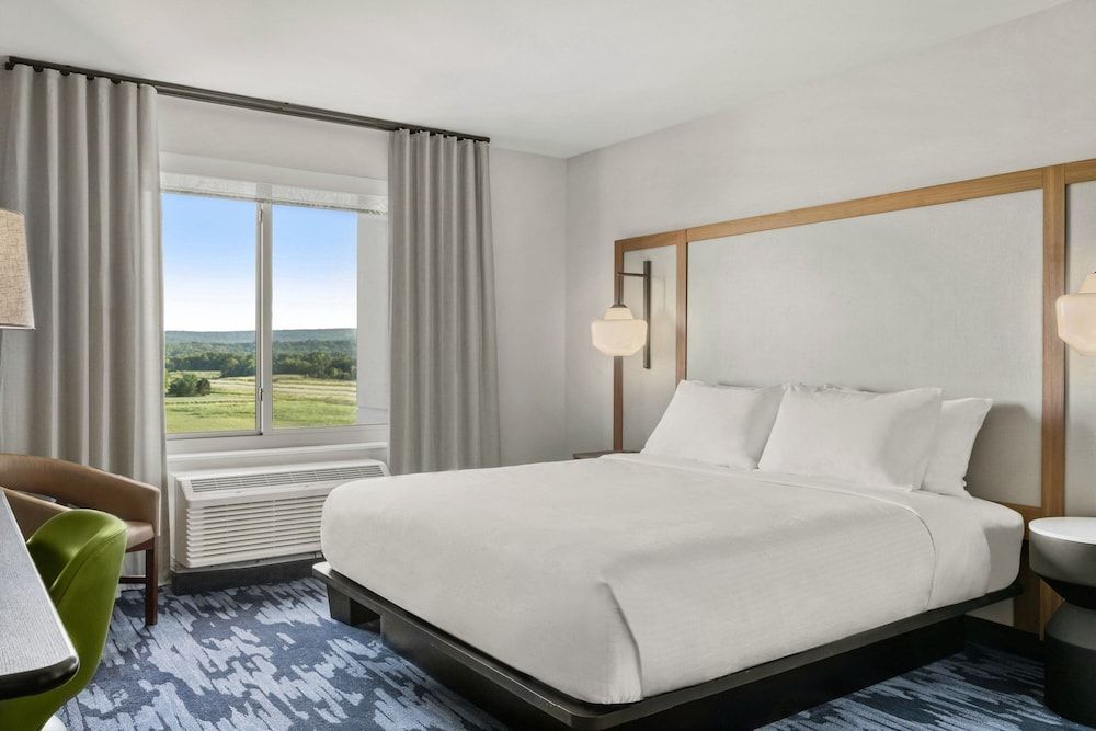 Fairfield Inn & Suites by Marriott Baraboo Room, 1 King Bed, Non Smoking (Mobility Accessible, Roll-in Shower) 2