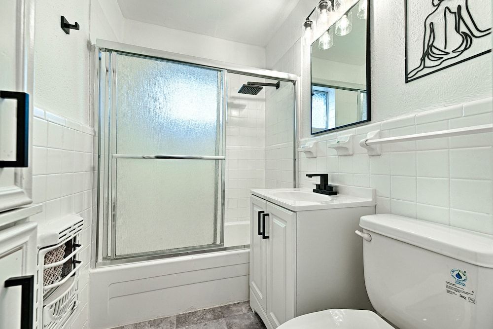 CityPlace bnb Signature Apartment, 1 King Bed, Kitchen 4