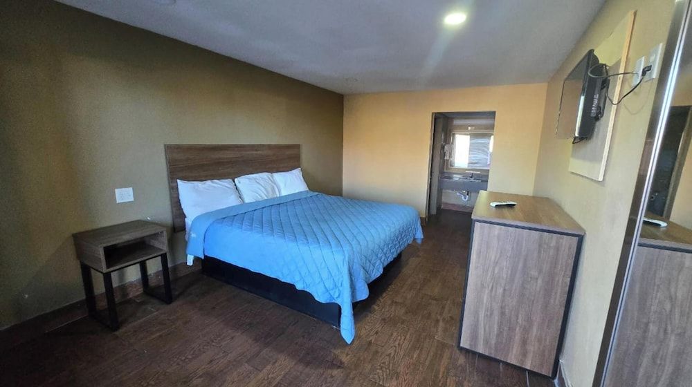 Room, 1 King Bed, Smoking