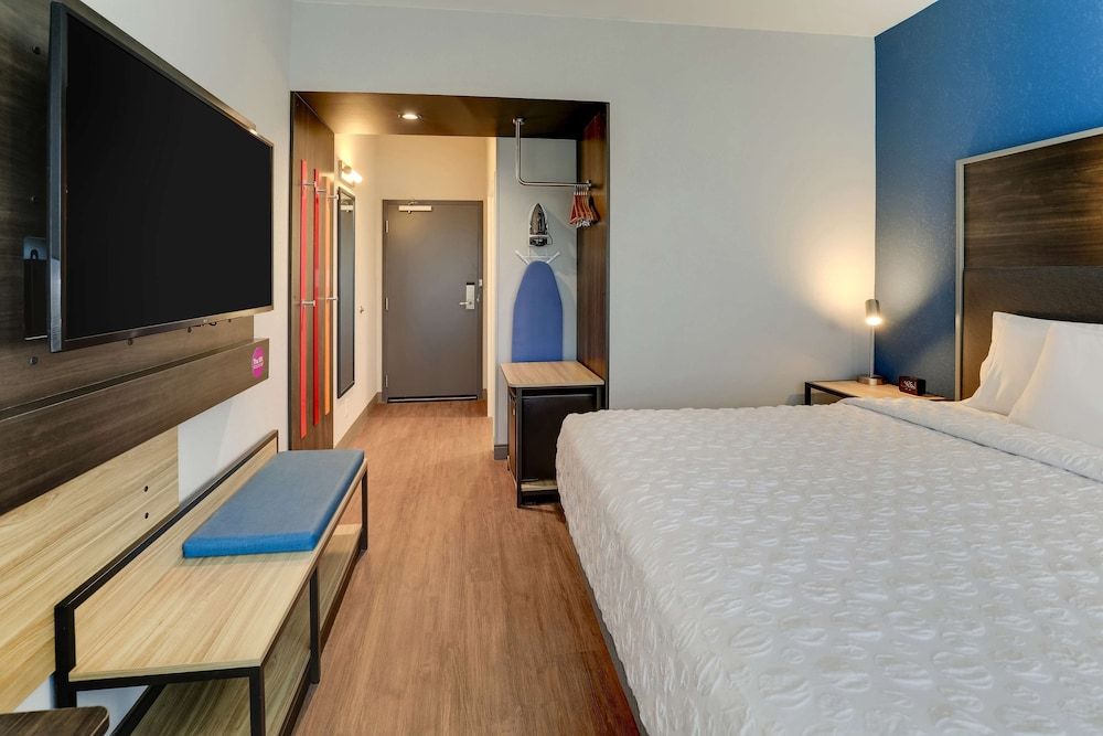 Tru By Hilton Leland Wilmington Room, 1 King Bed, Accessible (Hearing) 2