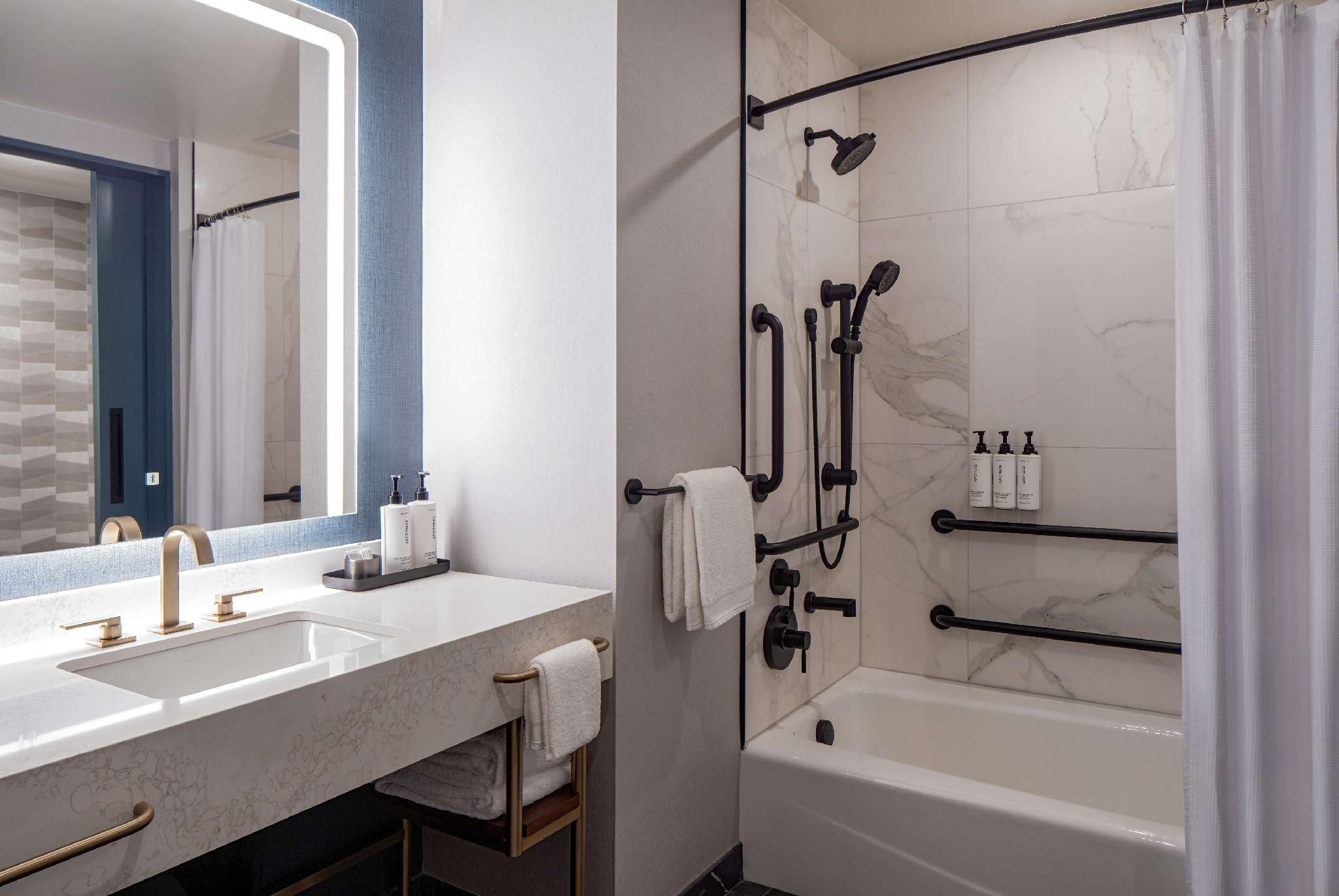 1 King Mobility/hearing Accessible Tub