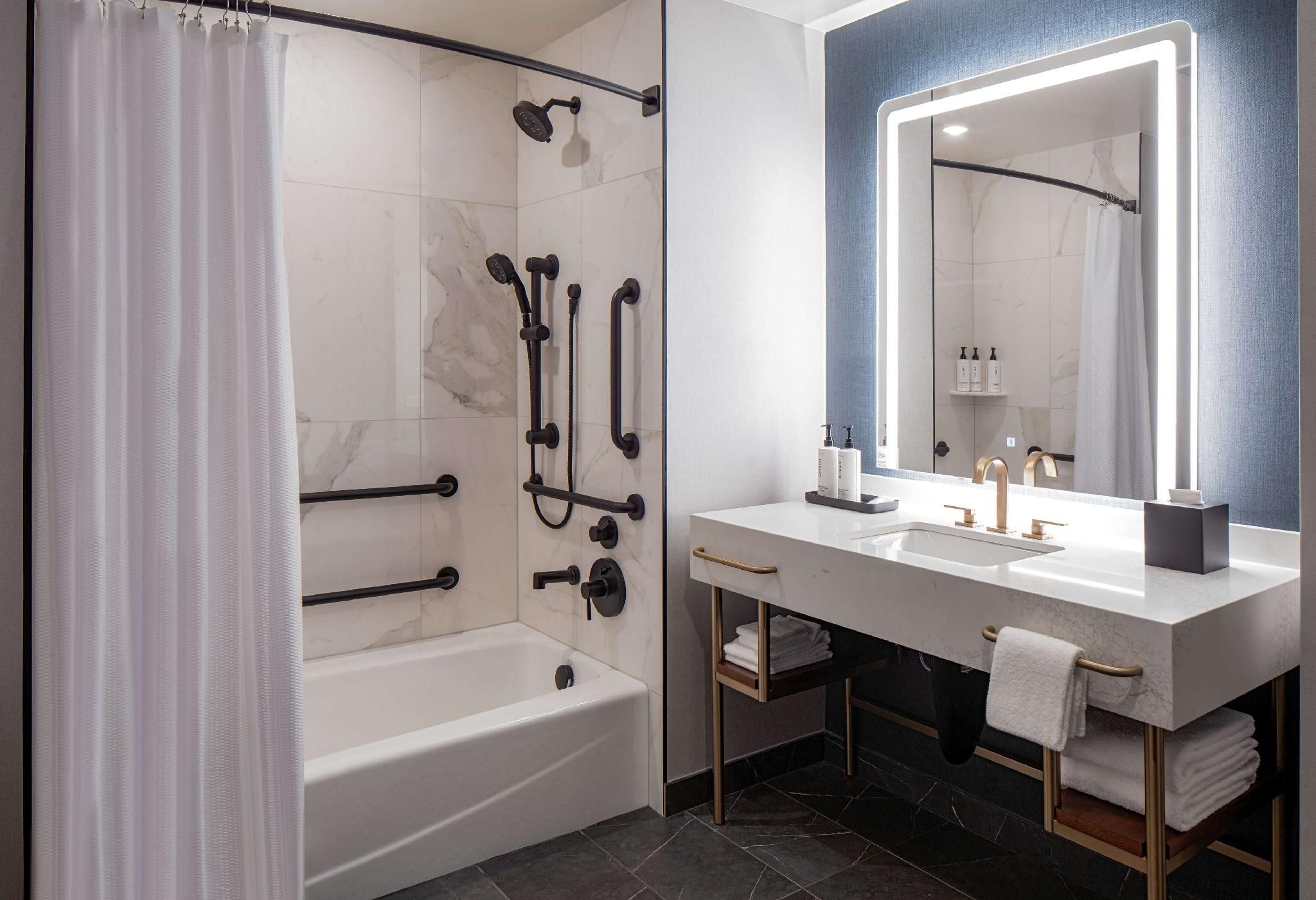 1 King 1 Bdrm Suite Mobility Access W/Bathtub