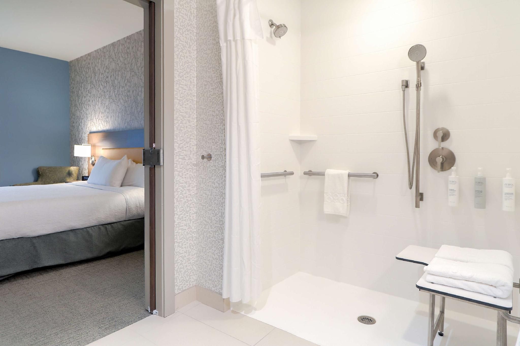 Home2 Suites by Hilton Alcoa Knoxville Airport 1 King Mobility/Hearing Access RI Shower Suite