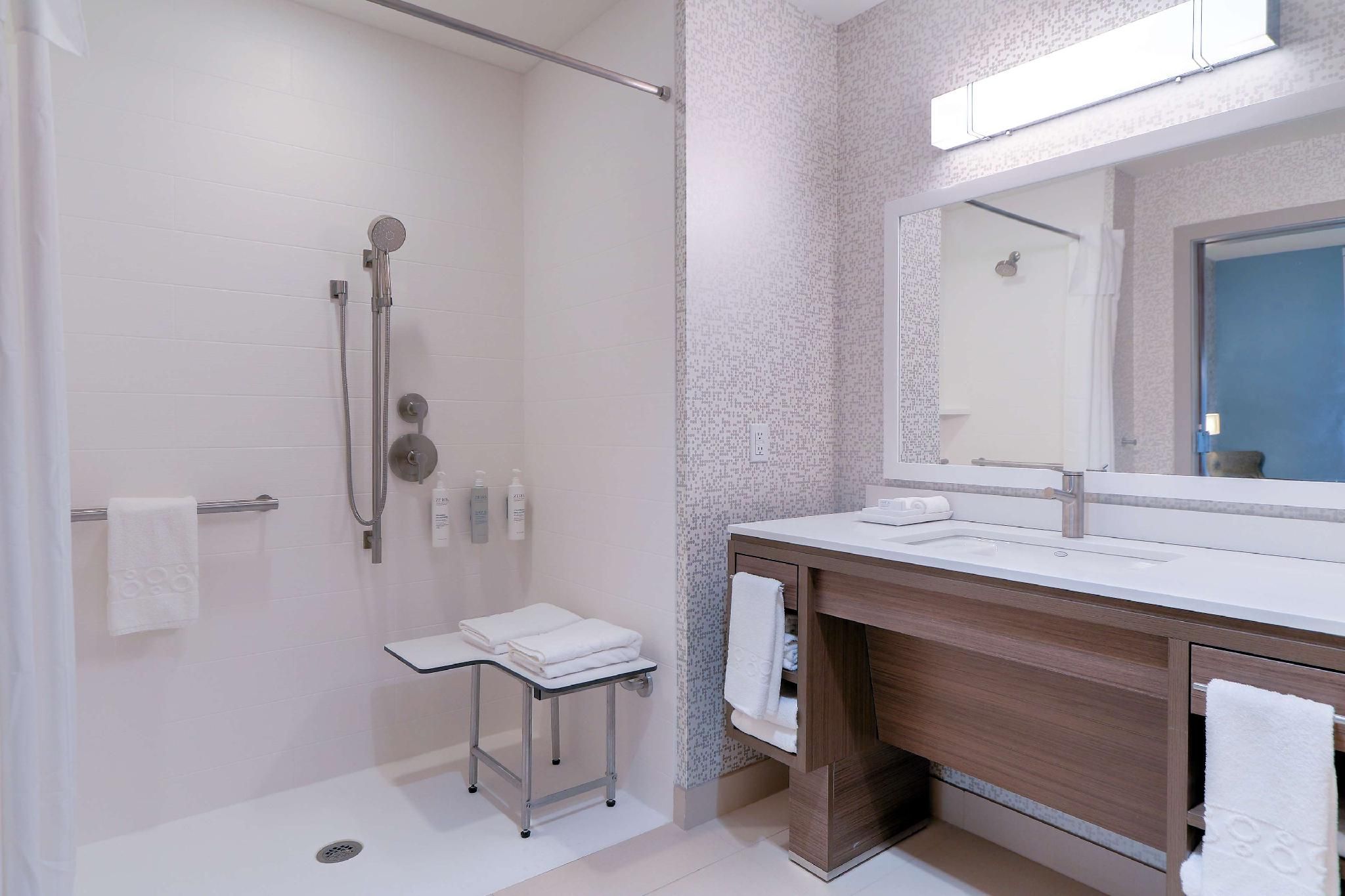 Home2 Suites by Hilton Alcoa Knoxville Airport 1 King Mobility/Hearing Access RI Shower Suite 2