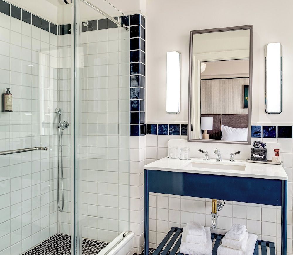 The Flat Iron Hotel Standard Room, 1 Queen Bed 3