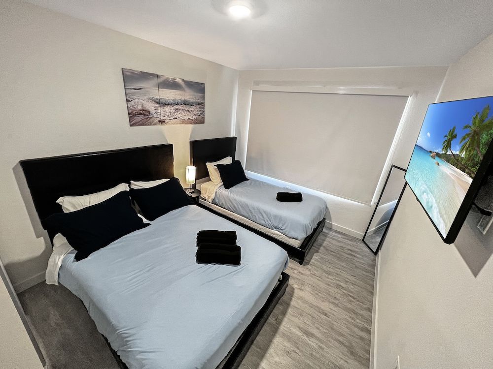 Experience Luna Sky! 65" TV Bar BBQ go FL Keys Comfort Townhome 2