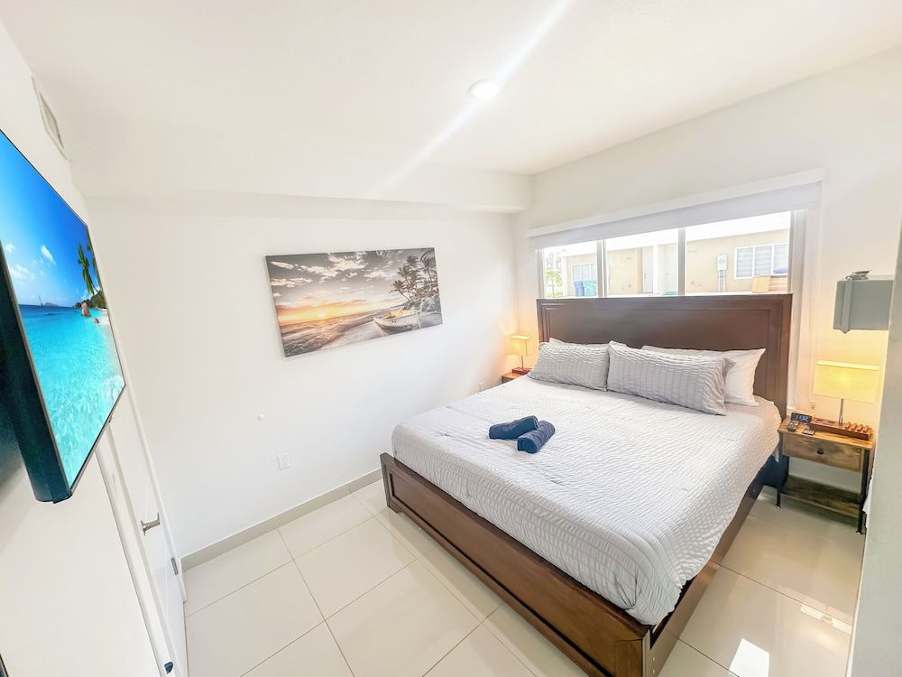 Experience Luna Sky! 65" TV Bar BBQ go FL Keys Comfort Townhome 3