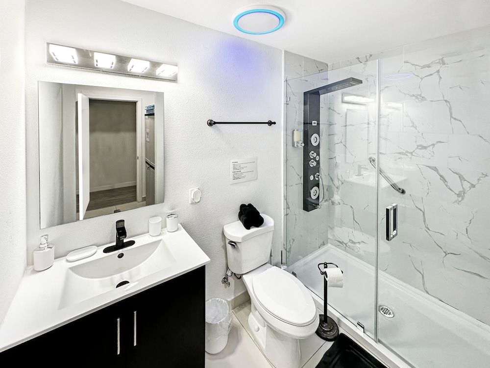 Experience Luna Sky! 65" TV Bar BBQ go FL Keys Comfort Townhome 9