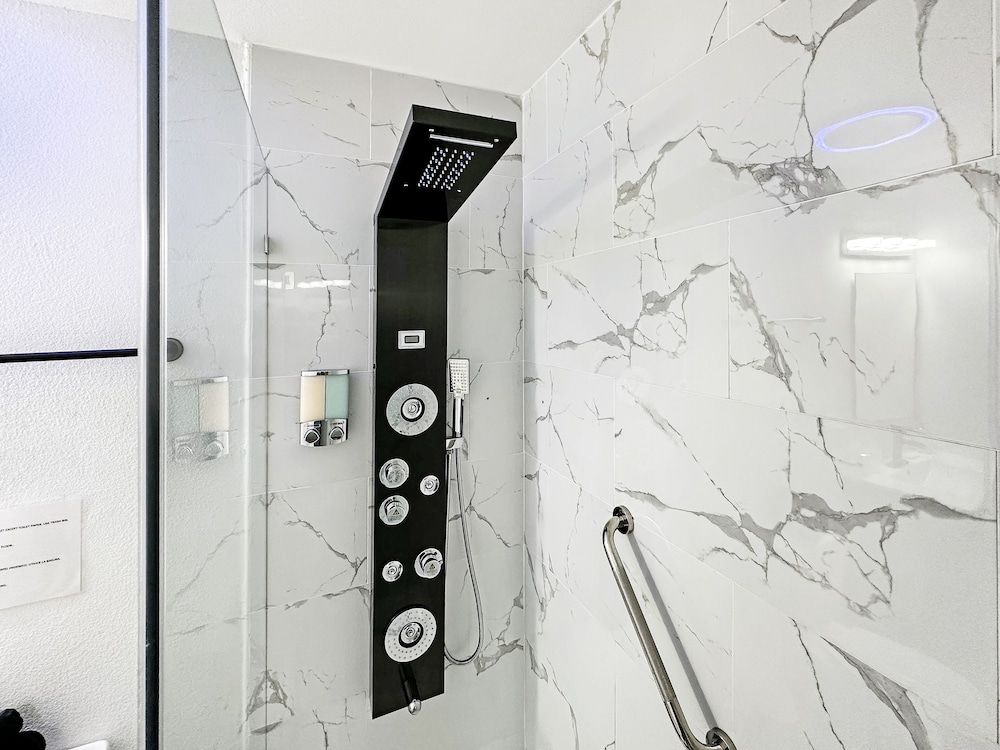 Experience Luna Sky! 65" TV Bar BBQ go FL Keys Comfort Townhome 13