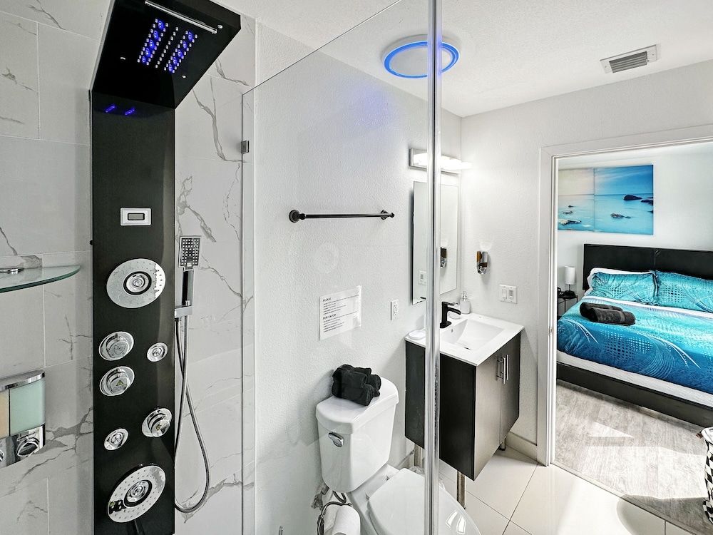 Experience Luna Sky! 65" TV Bar BBQ go FL Keys Comfort Townhome 8