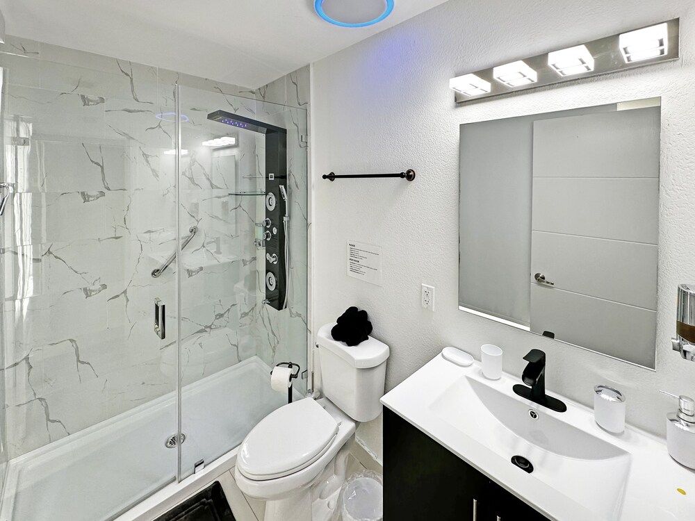 Experience Luna Sky! 65" TV Bar BBQ go FL Keys Comfort Townhome 10