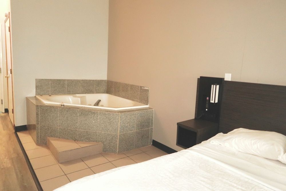 Studio 6 Suites – Elkhart, In Deluxe Room, 1 King Bed, Non Smoking, Hot Tub, Kitchenette 6