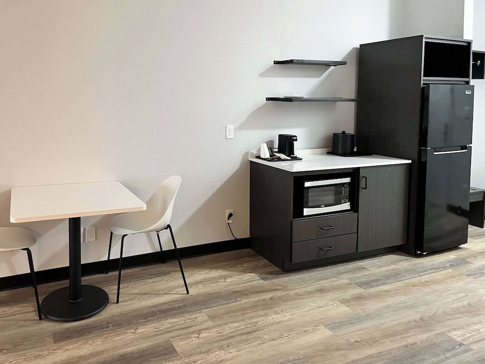 Studio 6 Suites – Elkhart, In Standard Suite, 1 King Bed, Non Smoking, Kitchenette 7