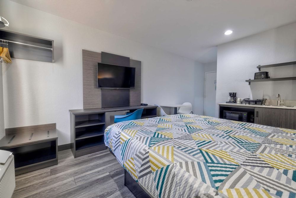 Standard Room, 1 Queen Bed, Non Smoking, Kitchenette