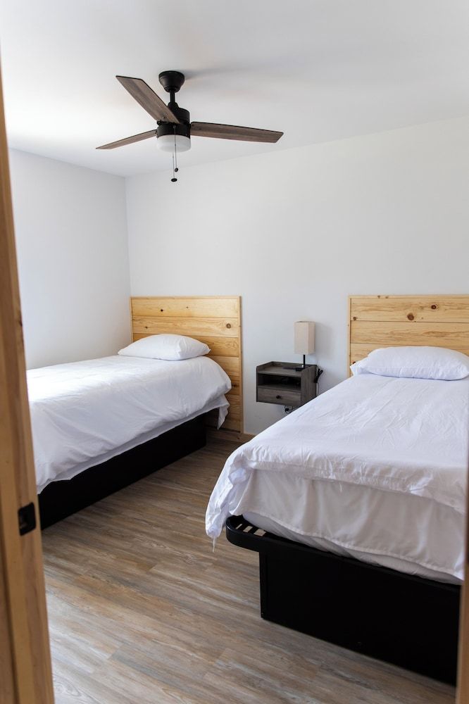 Bluffside Gardens Family Cabin, 2 Bedrooms 2