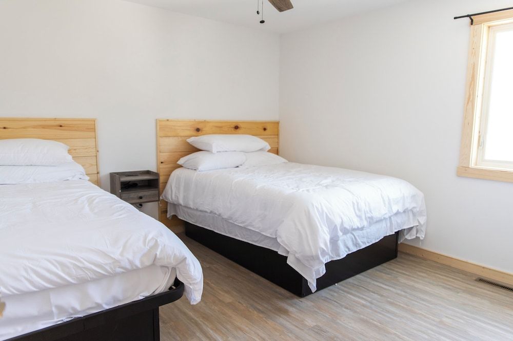 Bluffside Gardens Family Cabin, 2 Bedrooms 5